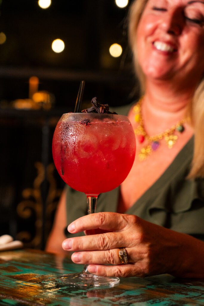 Cocktail and guest at Fènsi