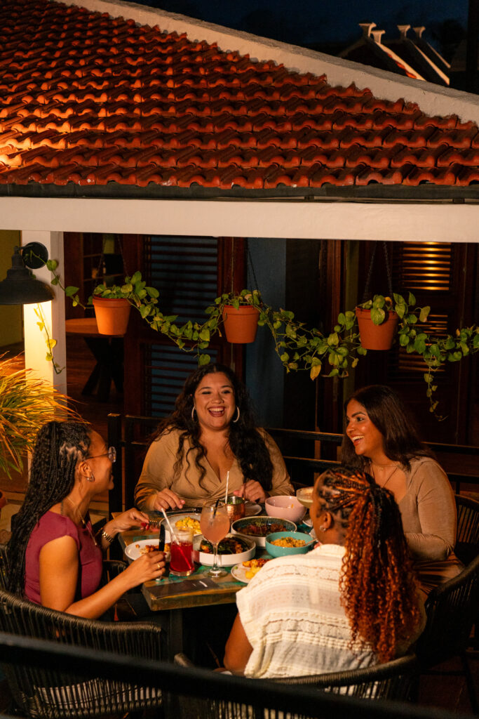 Guests dining at Fènsi